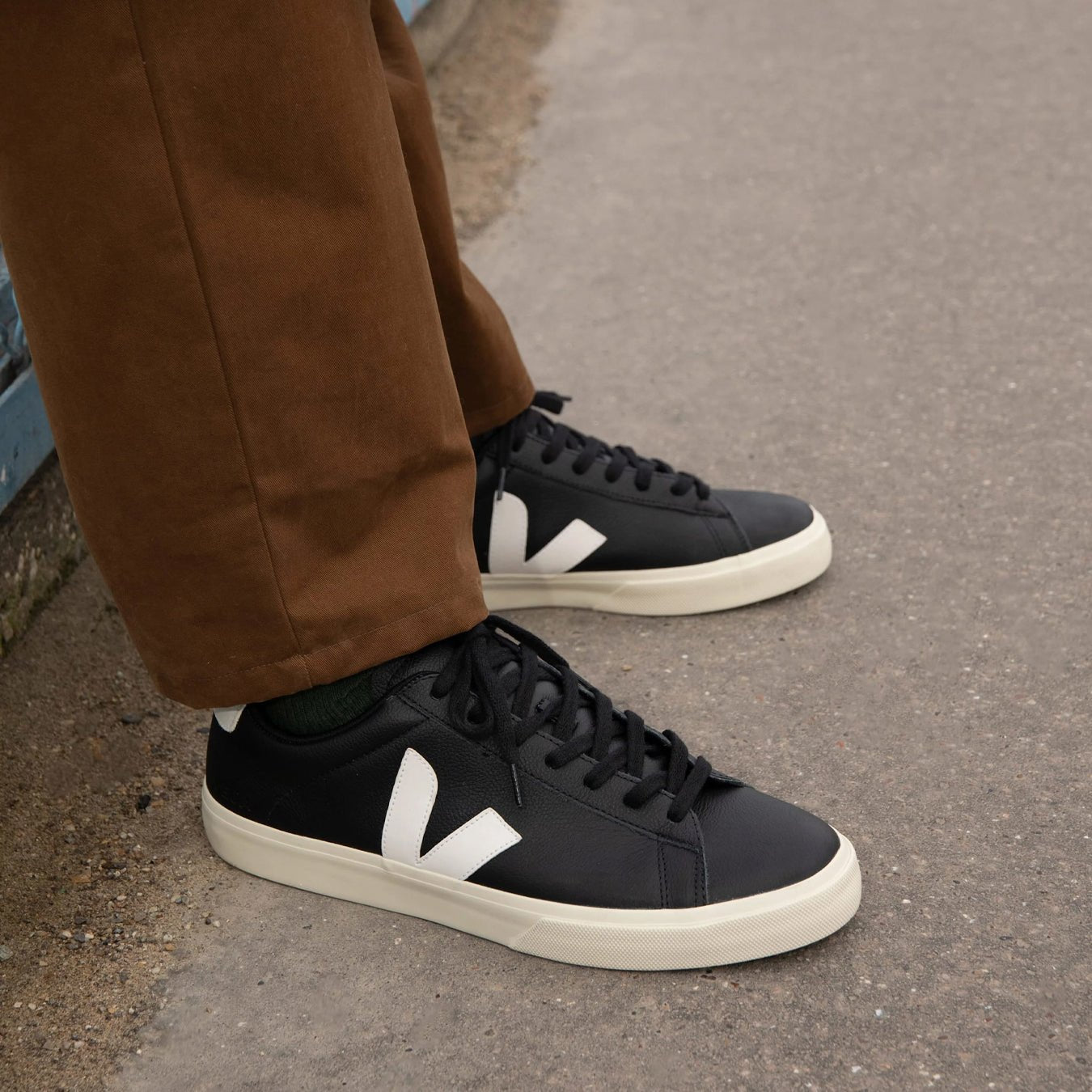 Veja Womens Campo Leather Trainer Black White - pam pam