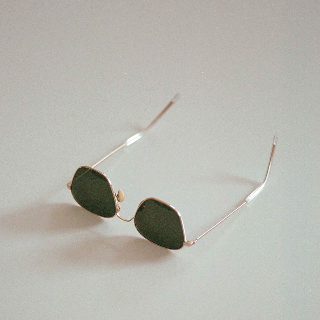 Monokel Eyewear Otis Sunglasses Gold / Green Lens